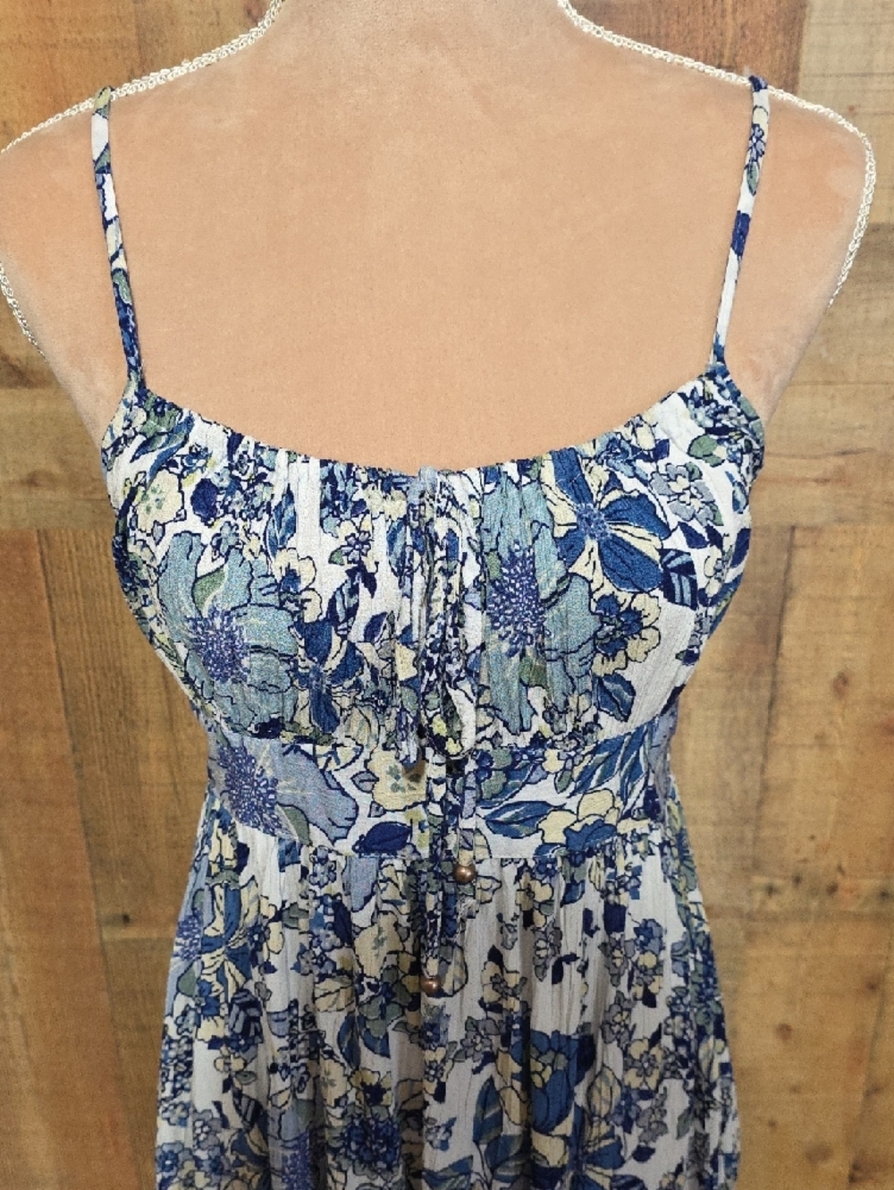 Clearence - Angie Blue and White Floral Spaghetti-Strap Mini Dress - Picture 5 of 8